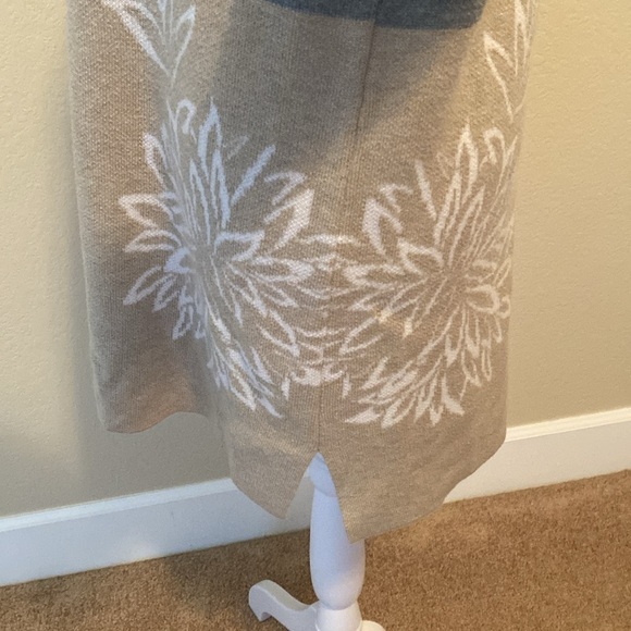 Calvin Klein Knit long Sweater in Gray and tan. White floral. Size M. Dual color - Picture 8 of 13